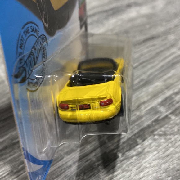 Hot Wheels | Roadsters #1/5: ‘91 Mazda MX-5 Miata - 1:64 Scale Diecast - Picture 6 of 10